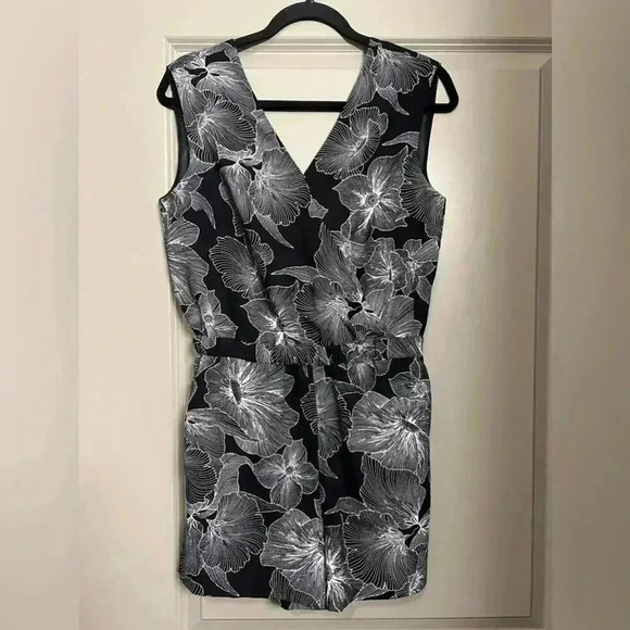 Loft Outlet Black & White Floral Romper - Size Small Petite - Picture 1 of 9